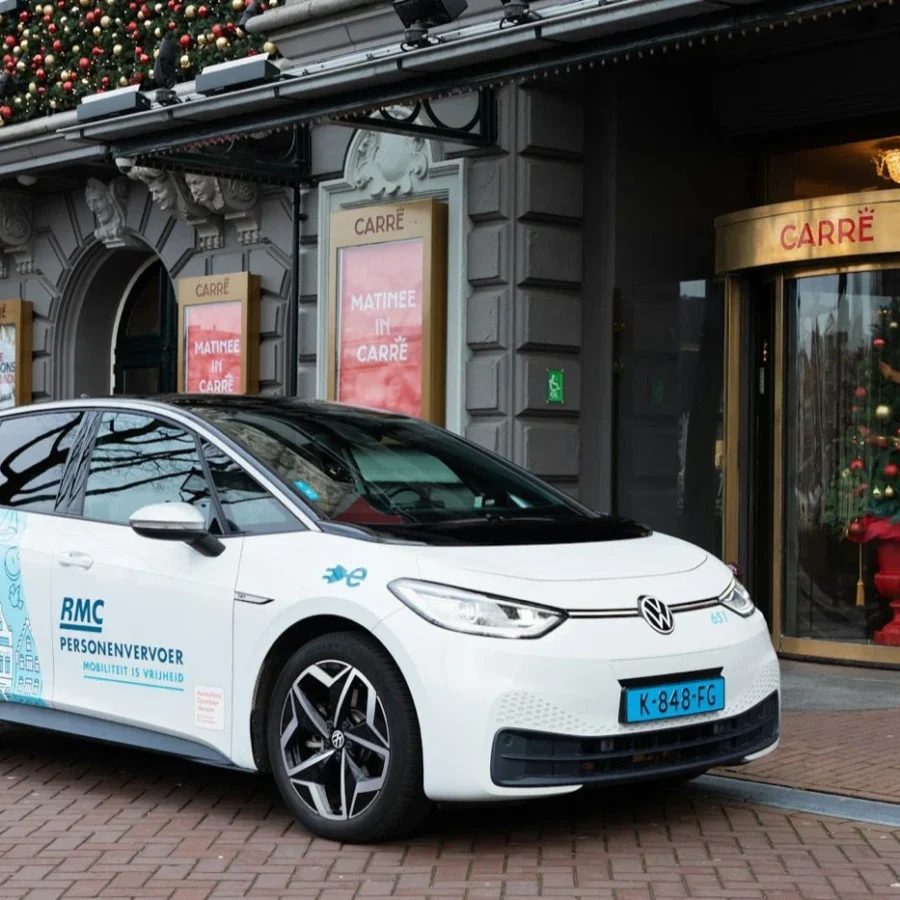 Elektrisch AOV-voertuig van RMC in de stad