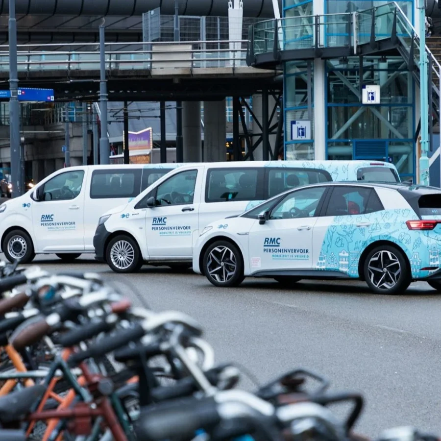 AOV-voertuigen van RMC bij een station in Amsterdam